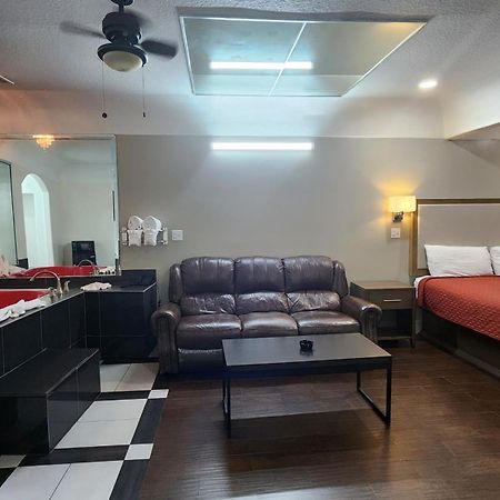 Scottish Inn & Suites Sam Houston Parkway Екстер'єр фото