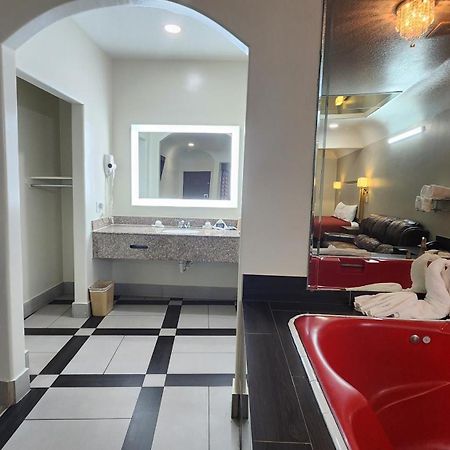 Scottish Inn & Suites Sam Houston Parkway Екстер'єр фото