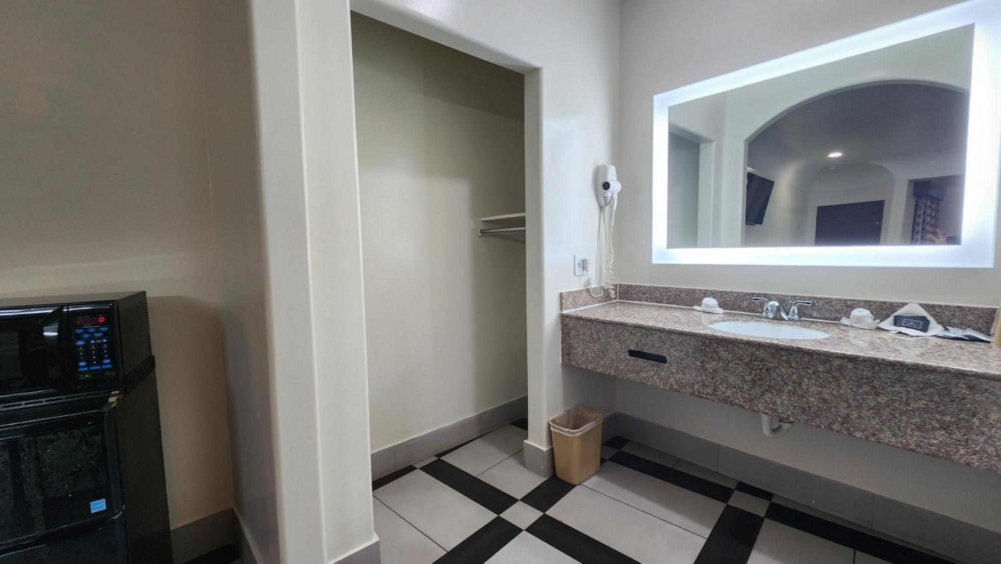 Scottish Inn & Suites Sam Houston Parkway Екстер'єр фото