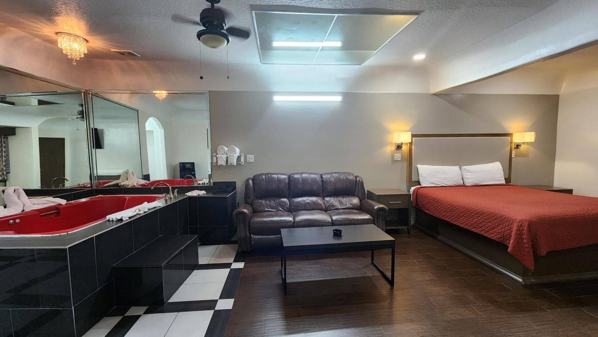 Scottish Inn & Suites Sam Houston Parkway Екстер'єр фото