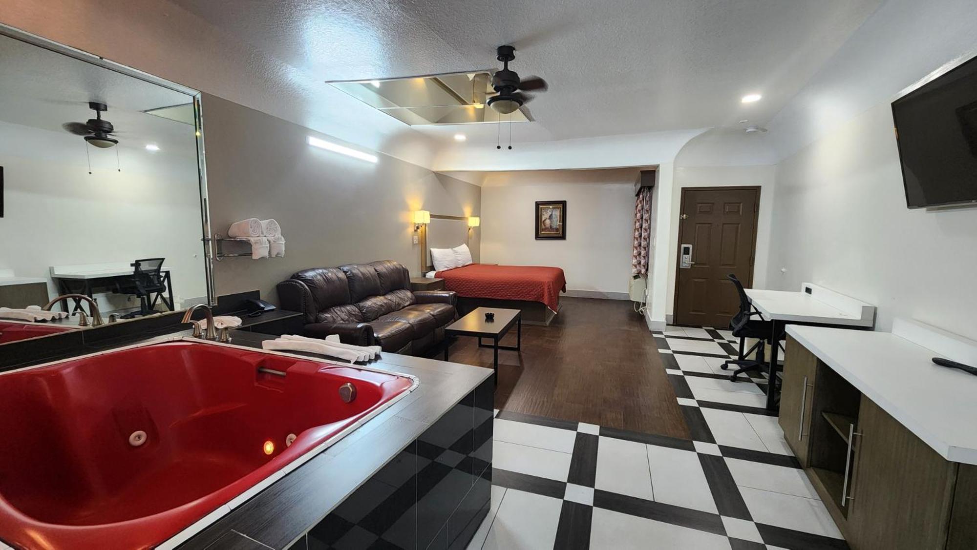 Scottish Inn & Suites Sam Houston Parkway Екстер'єр фото