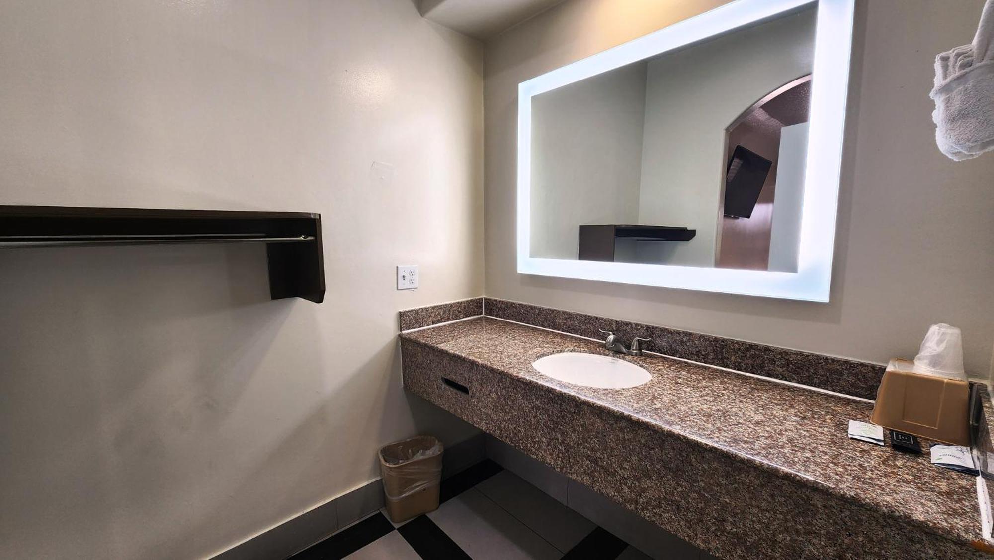 Scottish Inn & Suites Sam Houston Parkway Екстер'єр фото