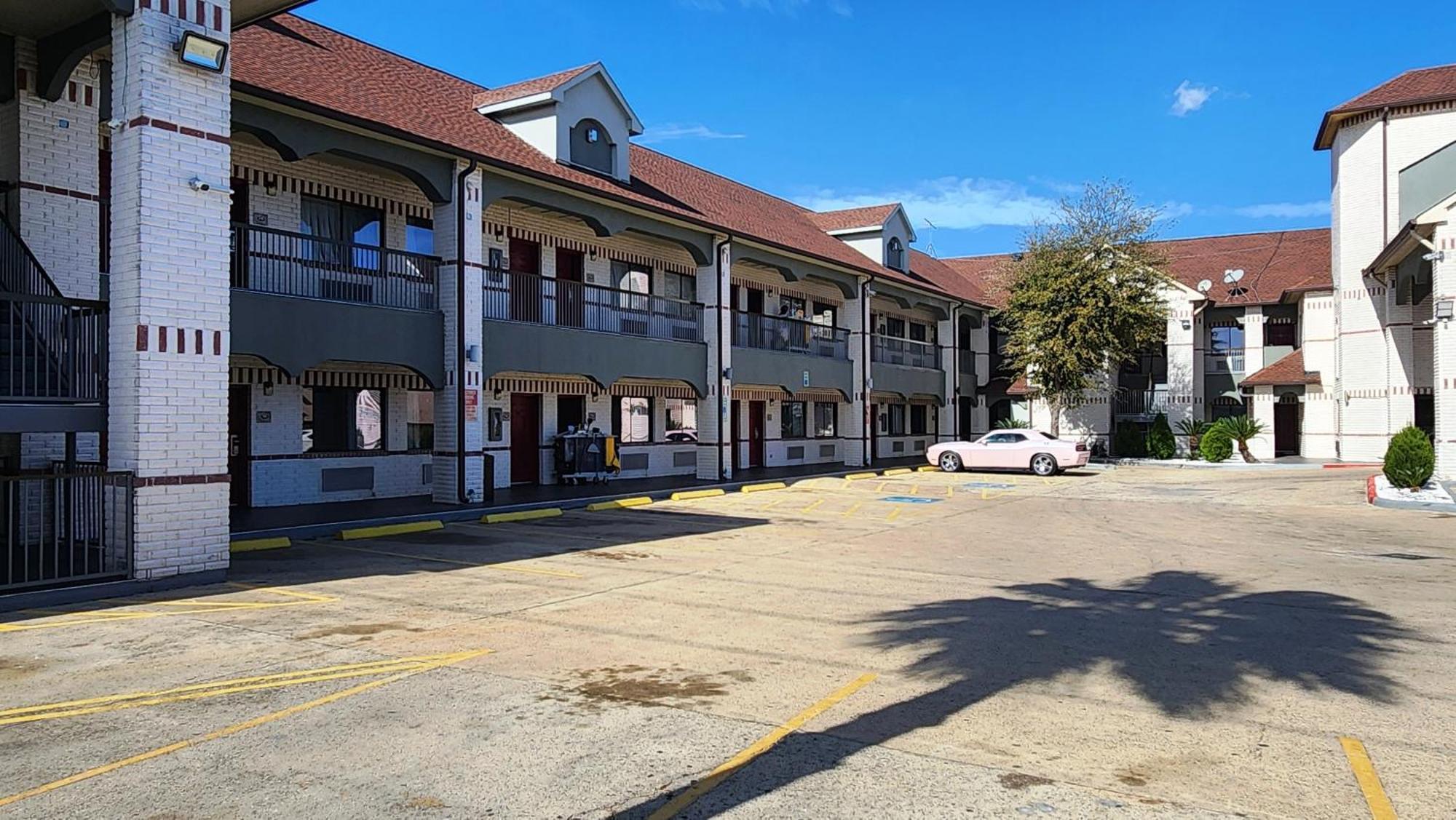 Scottish Inn & Suites Sam Houston Parkway Екстер'єр фото